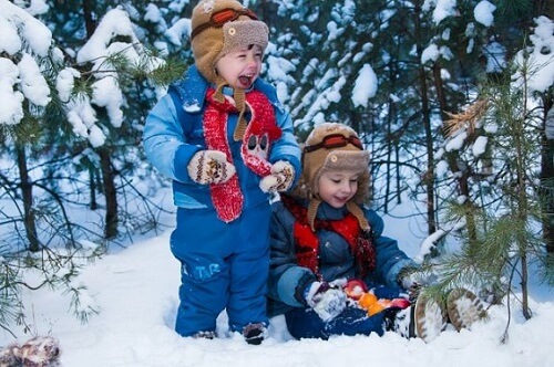 10 jeux dans la neige à partager en famille