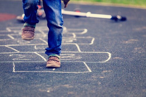 La marelle fait partie des exercices classiques pour améliorer l'équilibre des enfants.