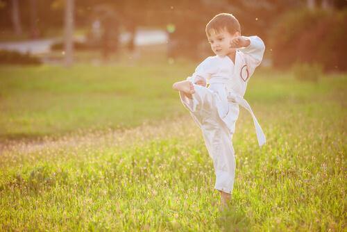 Un enfant pratique les gestes