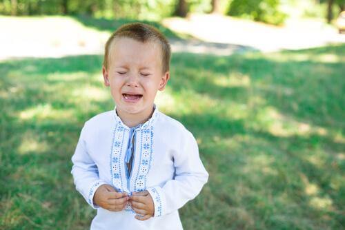 Un enfant en train de faire un caprice