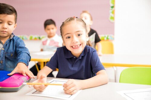 A l'école primaire, l'enfant rencontrera une structure plus organisée et commencera l'apprentissage des règles sociales.