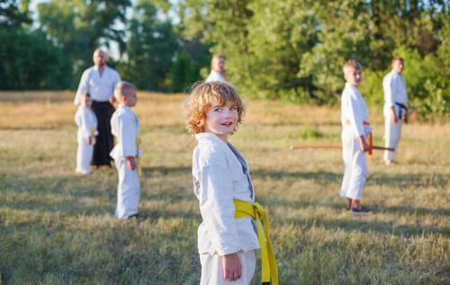 Des enfants pratiquent le karaté