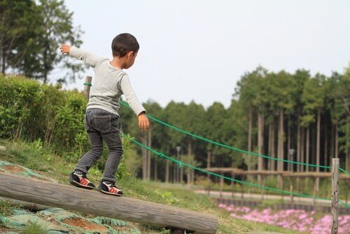 7 exercices pour améliorer l'équilibre des enfants