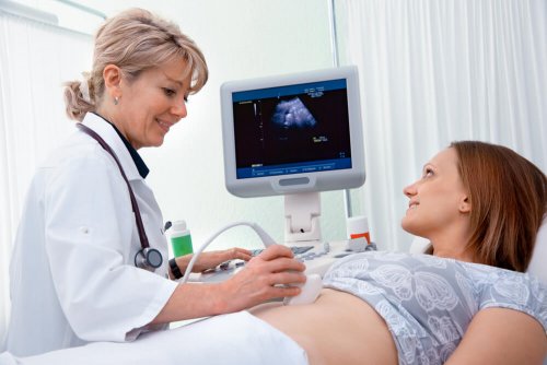 Les battements du cœur du bébé peuvent être écoutés grâce à l'appareil doppler foetal portable.