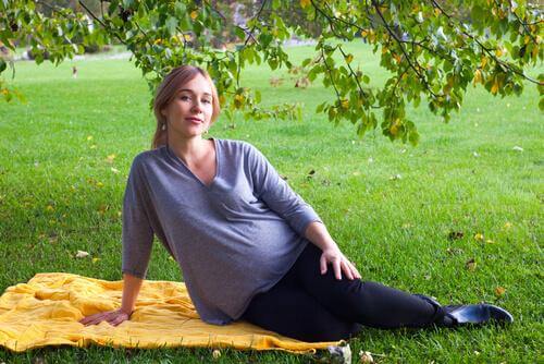 Une femme enceinte dans l'herbe