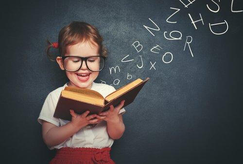 Une fille apprend à lire