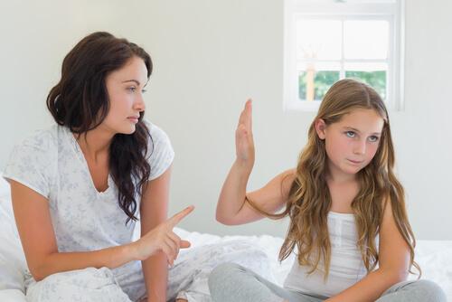 Une fille refuse le dialogue avec sa mère