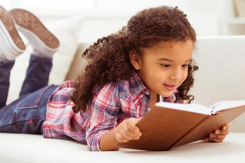 Comment aider votre enfant à lire à voix haute ?