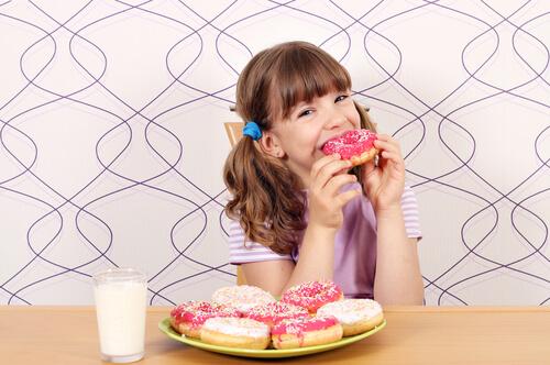 Une fille mange des donuts