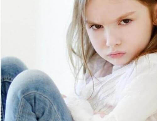 Une fille fait la tête