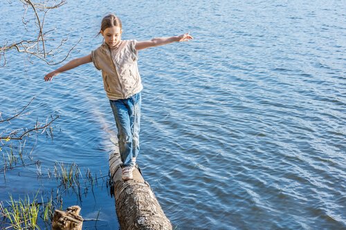 Améliorer l'équilibre des enfants est possible grâce à des activités toutes simples.