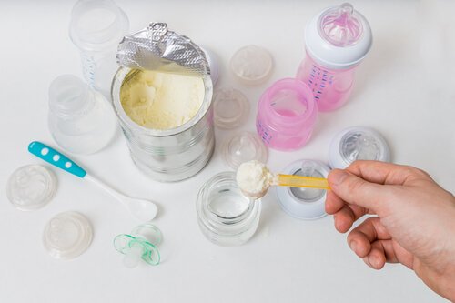 Que faire si mon bébé rejette le lait maternisé ?