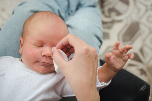 Comment enlever les sécrétions oculaires du bébé ?