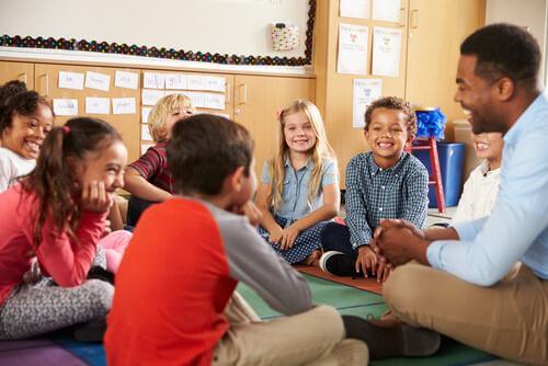 Un professeur en classe avec ses élèves