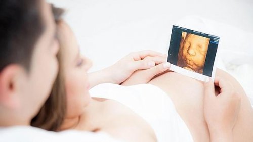 Les battements du cœur du bébé peuvent s'écouter lors de la première échographie pendant la sixième semaine de grossesse.