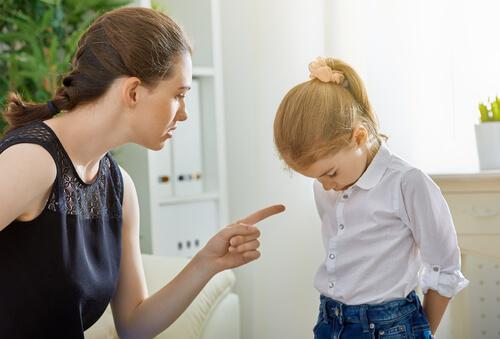 Une mère punit sa fille