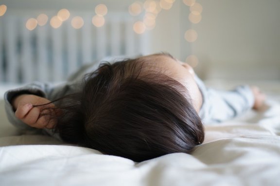 Mon bébé est tombé du lit : que faire ?