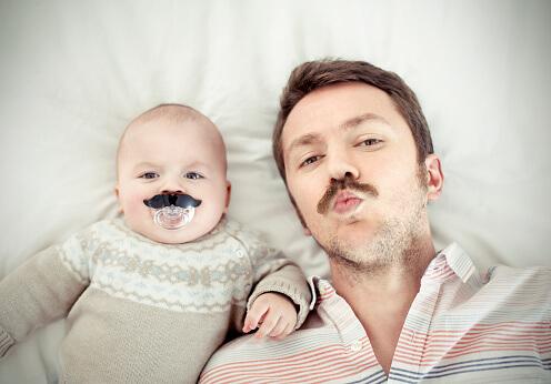 Un bébé et son père avec une moustache