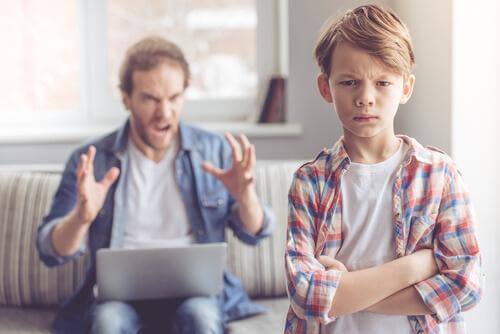 Un père dispute son fils