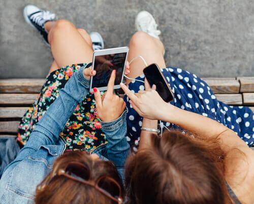 Deux filles accros à leur portable