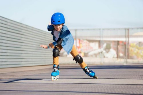 Un enfant pratique le roller