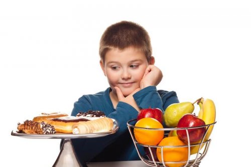 Un enfant devant la tentation du sucré