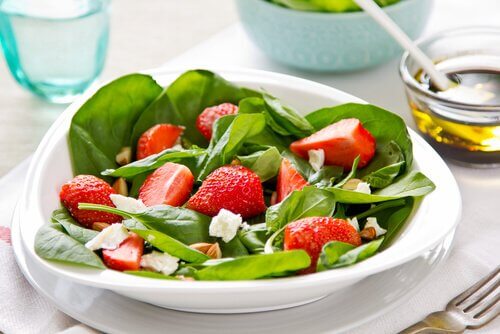 La salade d'épinards fait partie des recettes saines pour le premier trimestre de grossesse en raison de sa haute teneur en fer.