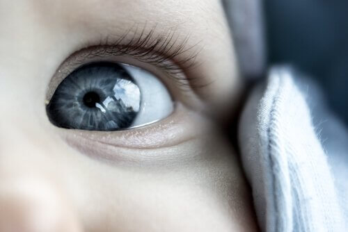 retirer les sécrétions oculaires du bébé