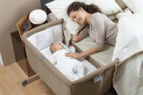 Une mère et son bébé dans un berceau cododo