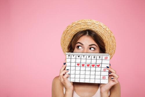 Une femme avec son calendrier de menstruation