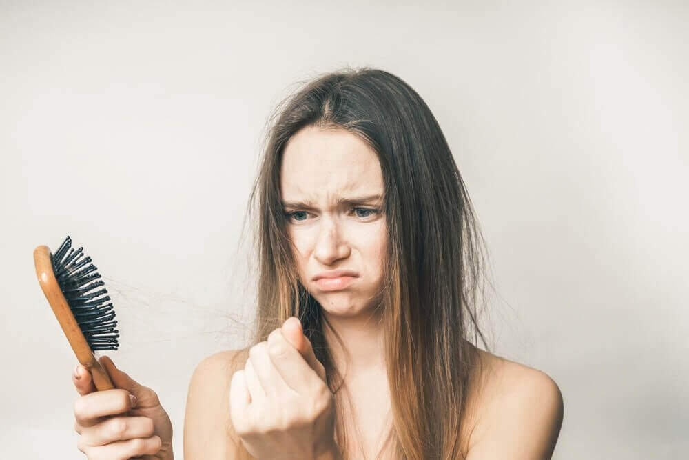 Souvent, les raisons de la chute des cheveux pendant la grossesse sont liées aux modifications hormonales propres à cette période.