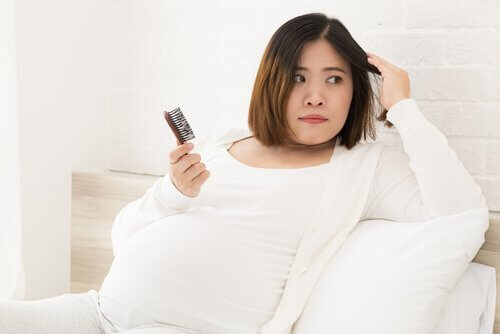La chute des cheveux pendant la grossesse, que faire ?