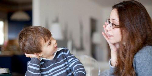 Une mère discute avec son fils