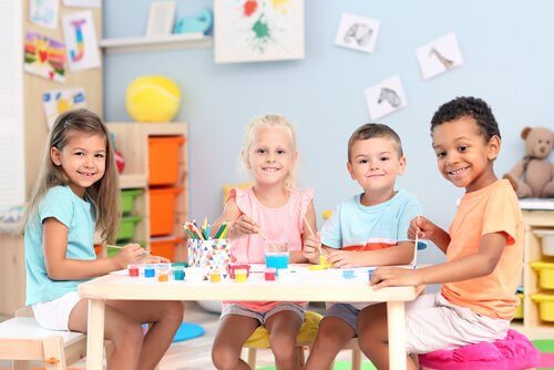 Quatre enfants qui jouent dans une garderie.