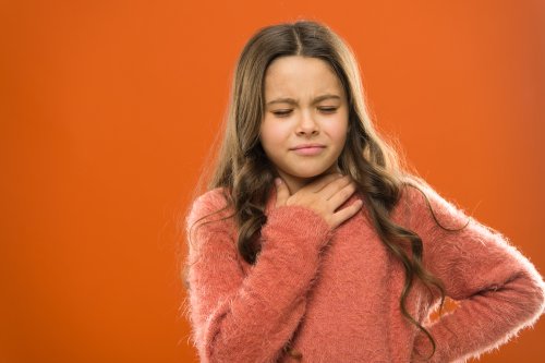 enfant souffrant de nodules et de polypes sur les cordes vocales