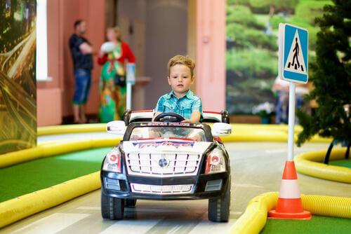 Un enfant conduit sa voiture électrique