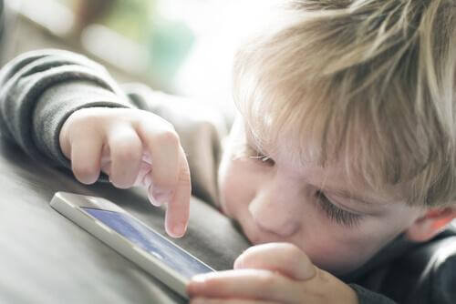 Un enfant joue avec un portable