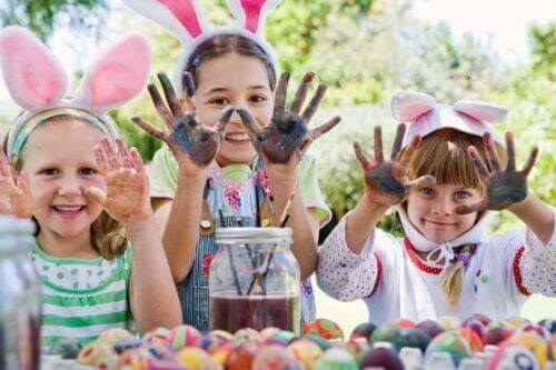 Des enfants font de la peinture avec les mains