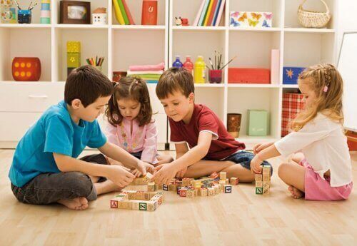 Il n'est pas nécessaire d'acheter des accessoires coûteux pour organiser la salle de jeux des enfants.