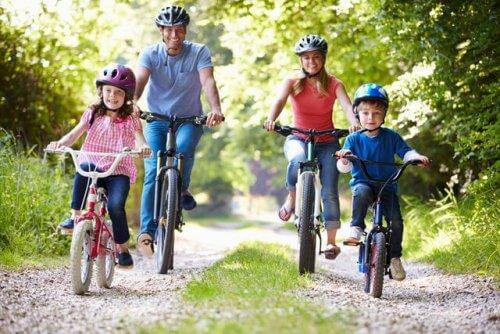 Une famille en promenade à vélo