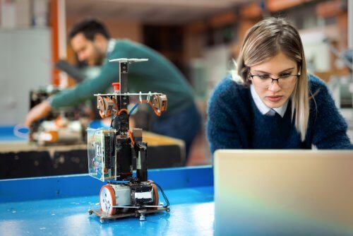 De nos jours, il existe une grande mobilisation pour introduire les femmes STEM dans les futurs postes de travail.