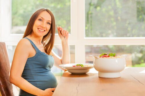Avoir une alimentation saine et équilibrée permet de lutter contre la chute des cheveux pendant la grossesse.