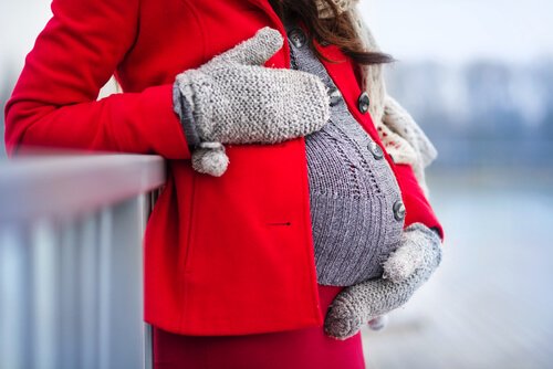 Femme enceinte en tenue d'hiver