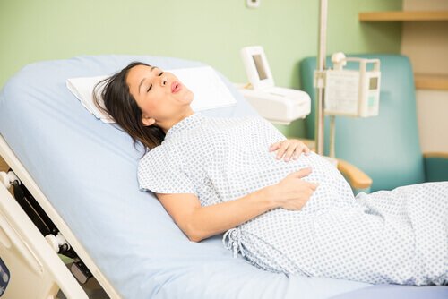 Certaines parturientes s'inquiètent quand elles ressentent une forte envie de vomir pendant l'accouchement. 