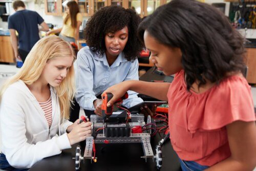 Aujourd'hui, il existe encore peu de femmes STEM par rapport aux hommes.