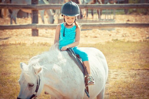 Une fillette à cheval