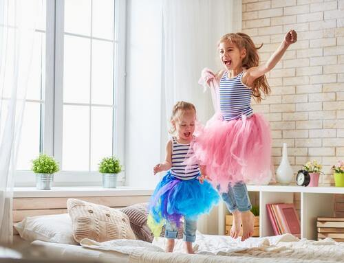 Deux soeurs sautent sur le lit