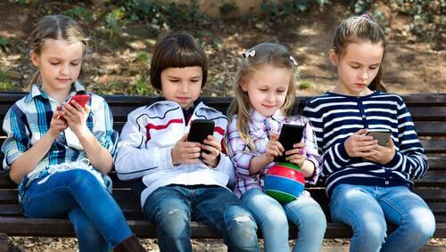 Des filles avec leur portable