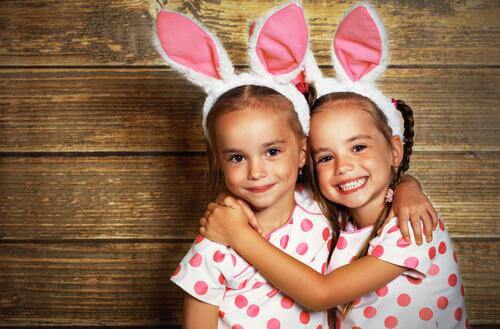 Deux filles avec un diadème oreilles de lapin