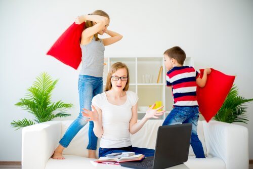 Mère célibataire stressée